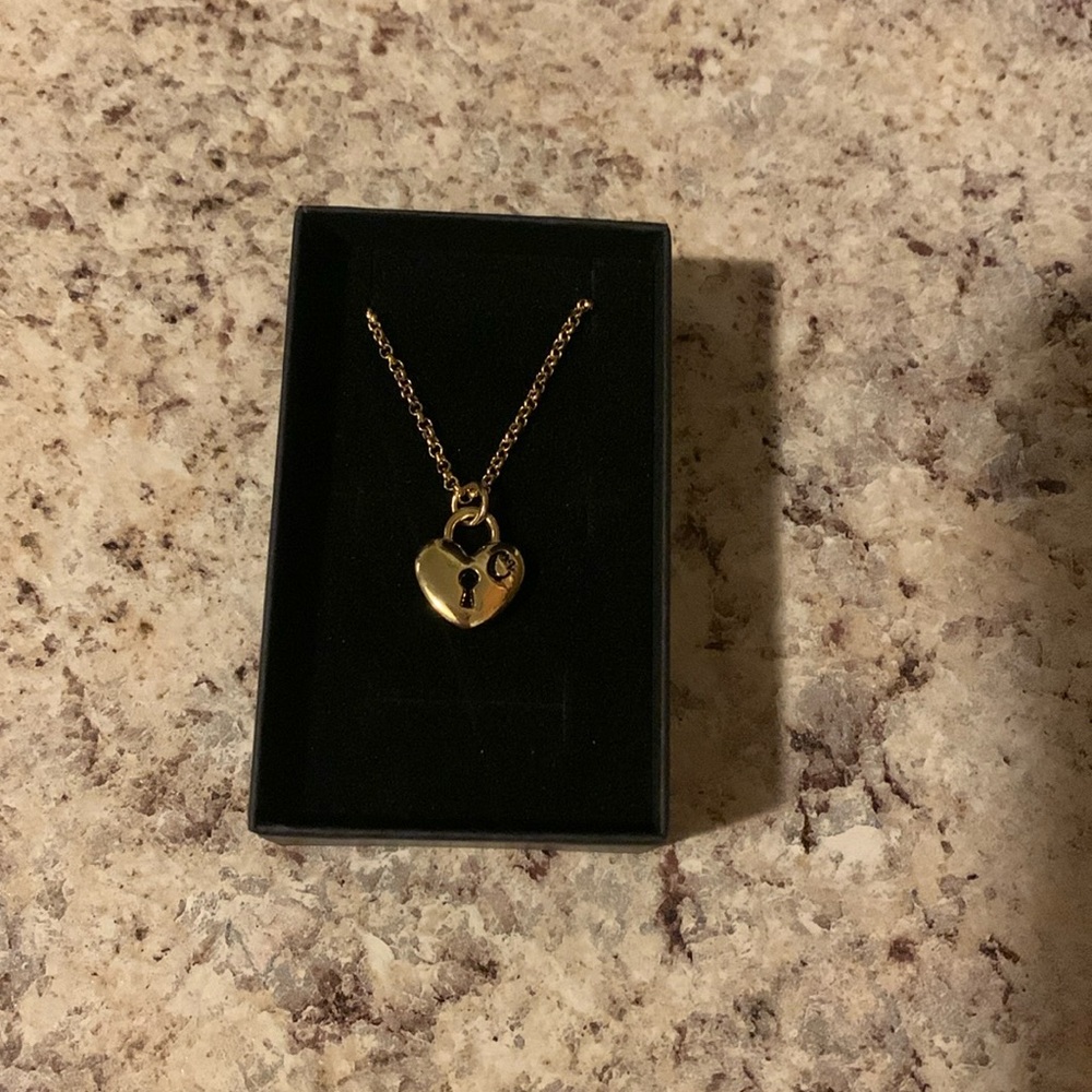 NWT !! 💘Origami Owl Heart Dangle Pendant and Origami owl chain Necklace gold!!